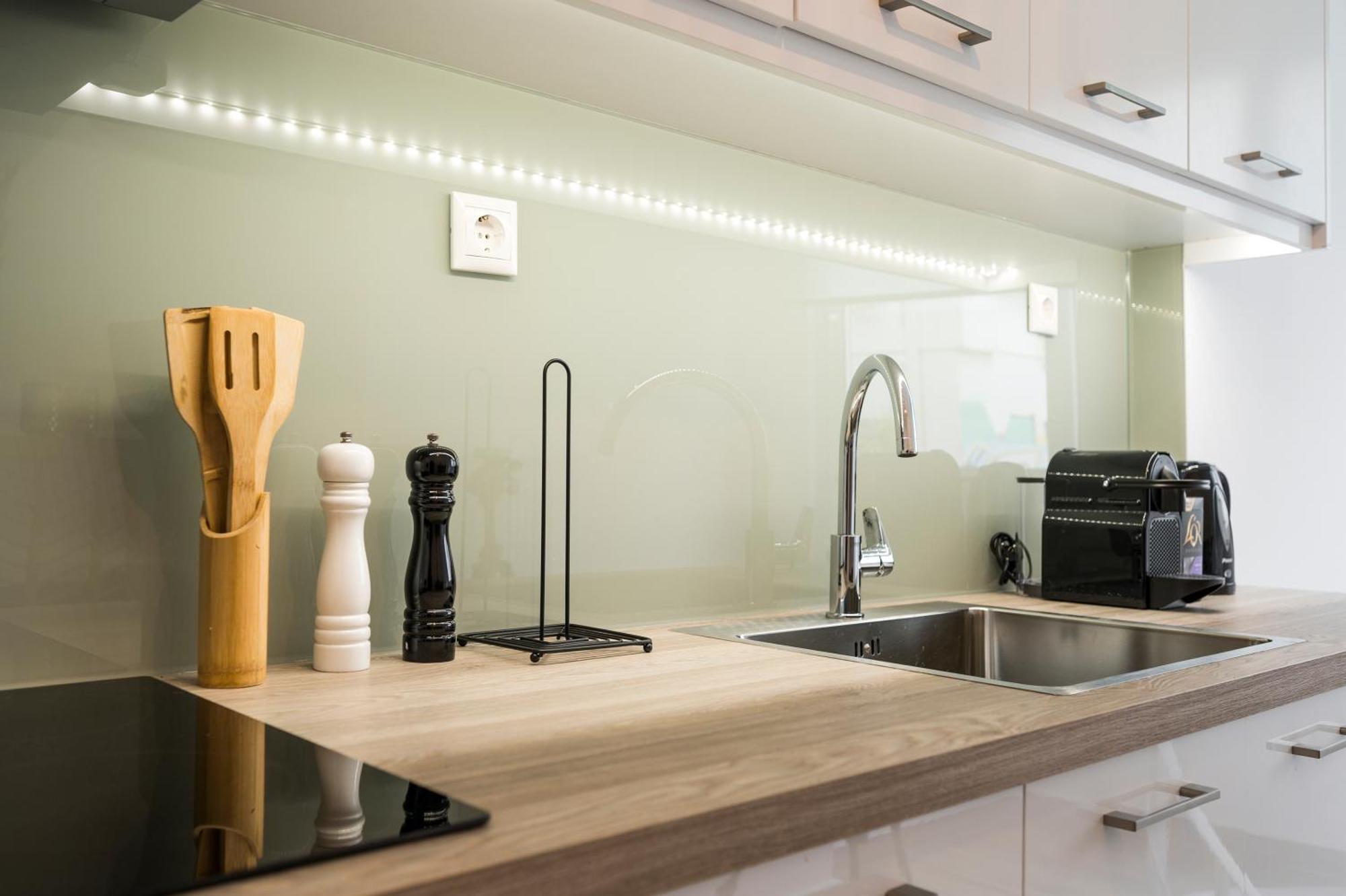 Leone Apartment *